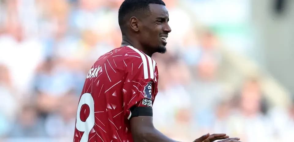 Joueur de football en maillot rouge sur le terrain