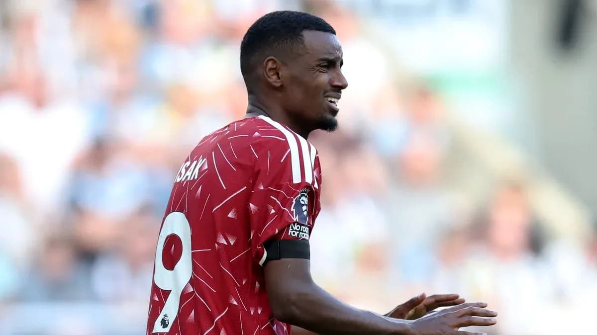 Joueur de football en maillot rouge sur le terrain