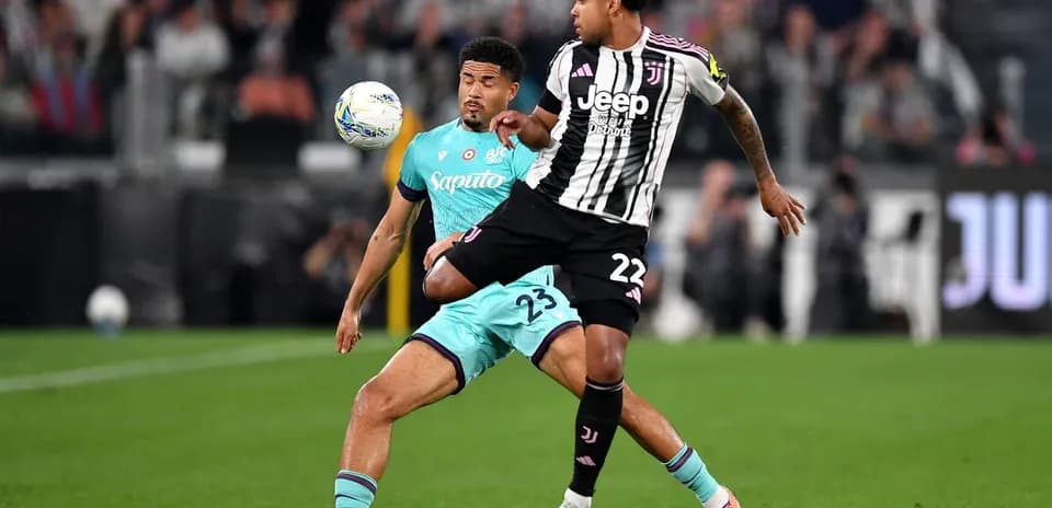 Deux joueurs en compétition pour le ballon