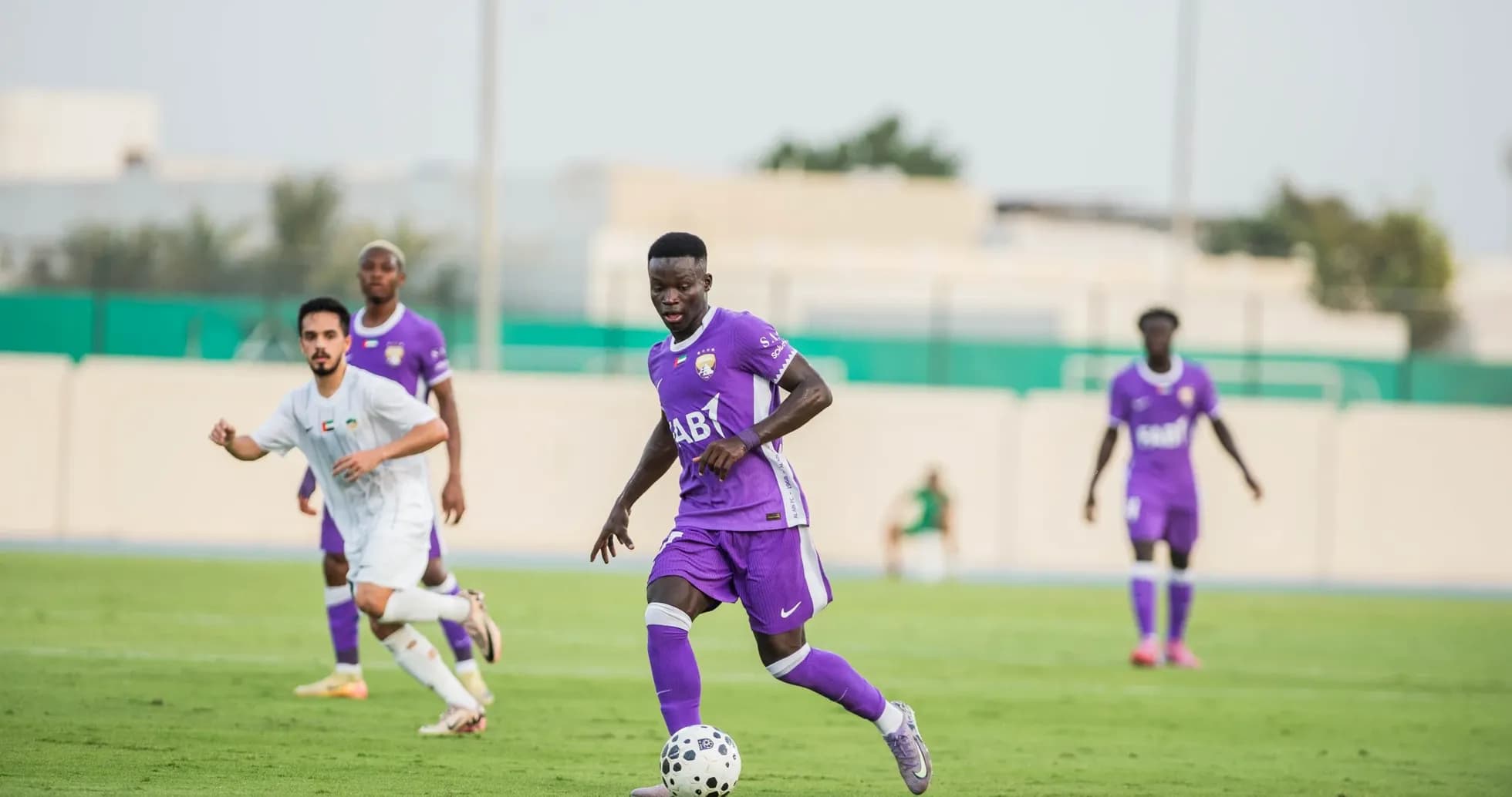 Joueur dribblant pendant le match Al Ain U23