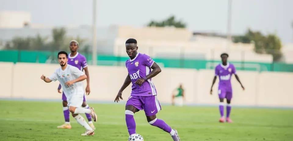 Joueur dribblant pendant le match Al Ain U23
