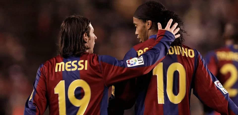 Messi et Ronaldinho discutant sur le terrain