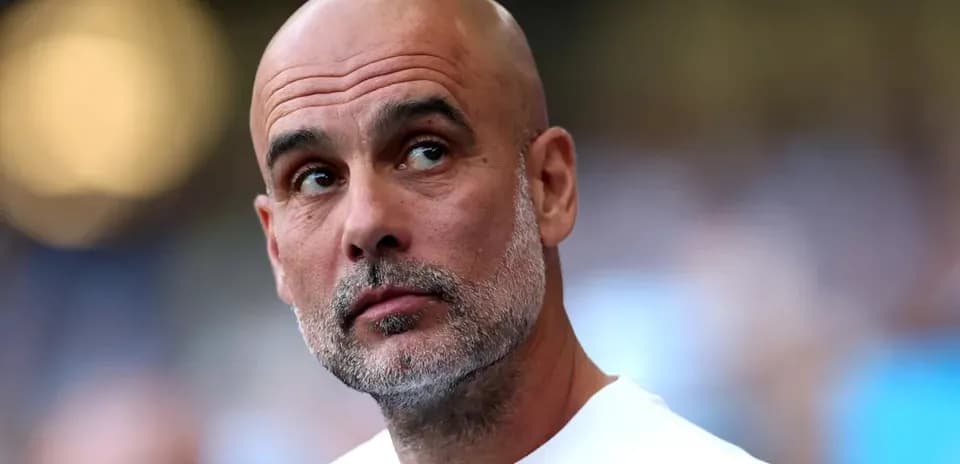 Entraîneur observant le match depuis la touche