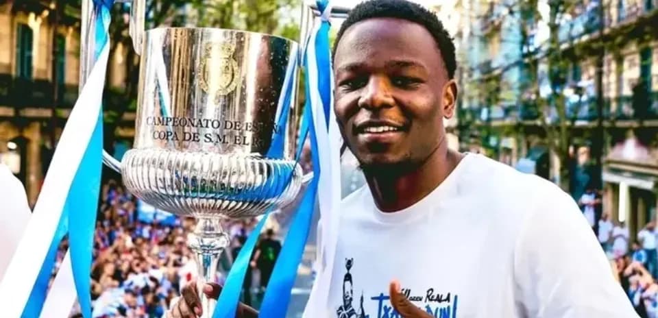 Joueur tenant le trophée de la Copa del Rey