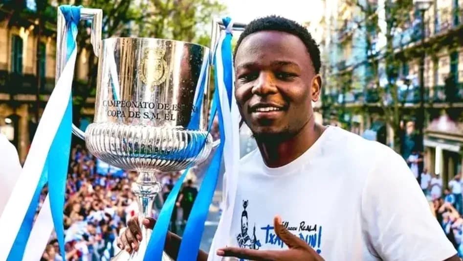 Joueur tenant le trophée de la Copa del Rey