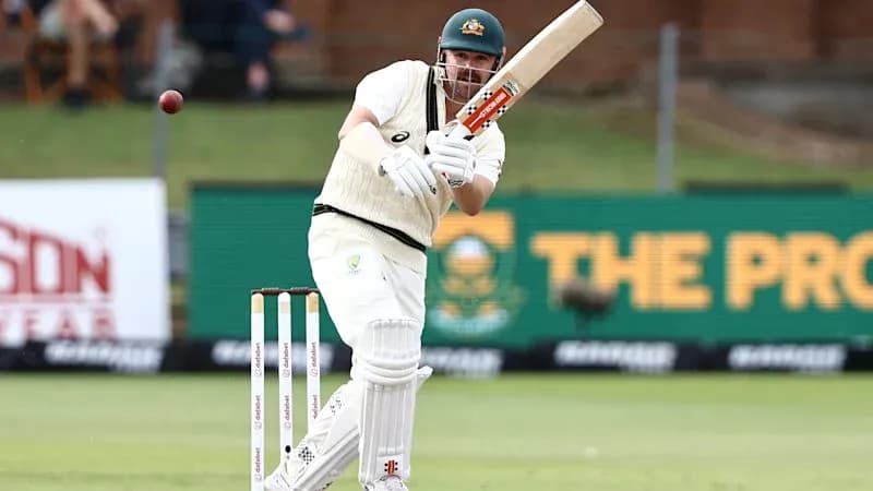 Batteur australien frappant la balle pendant un match