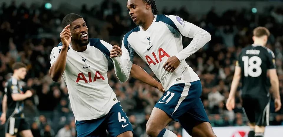 Deux joueurs de Tottenham célébrant un but