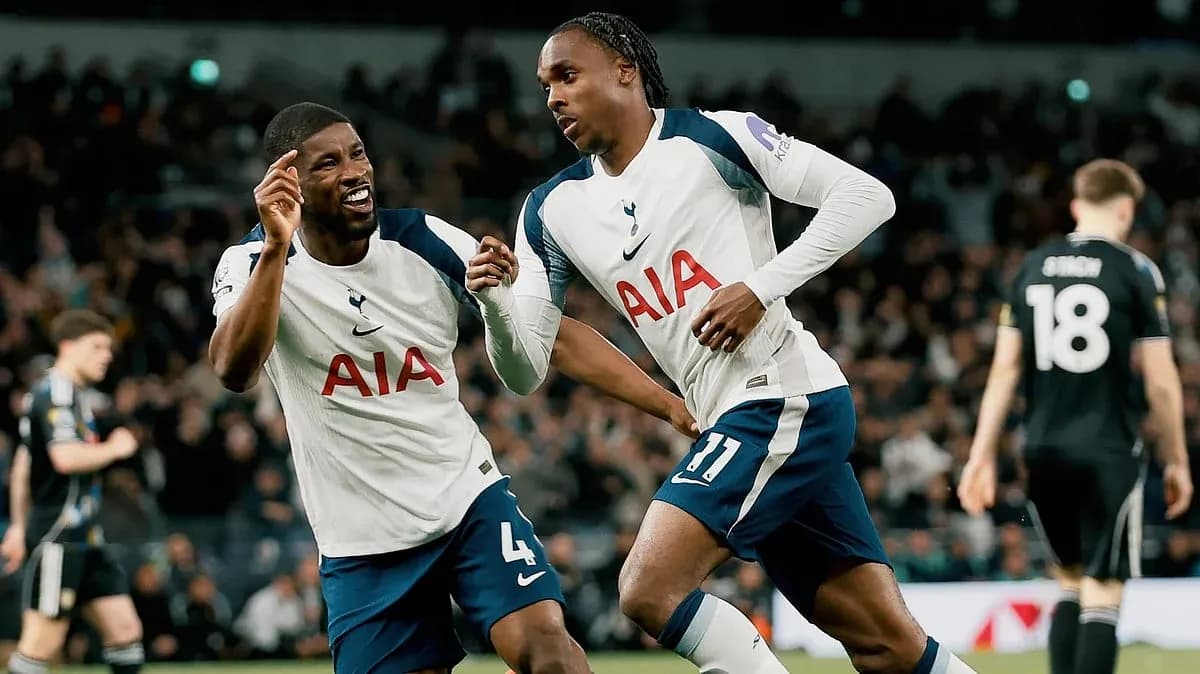 Deux joueurs de Tottenham célébrant un but