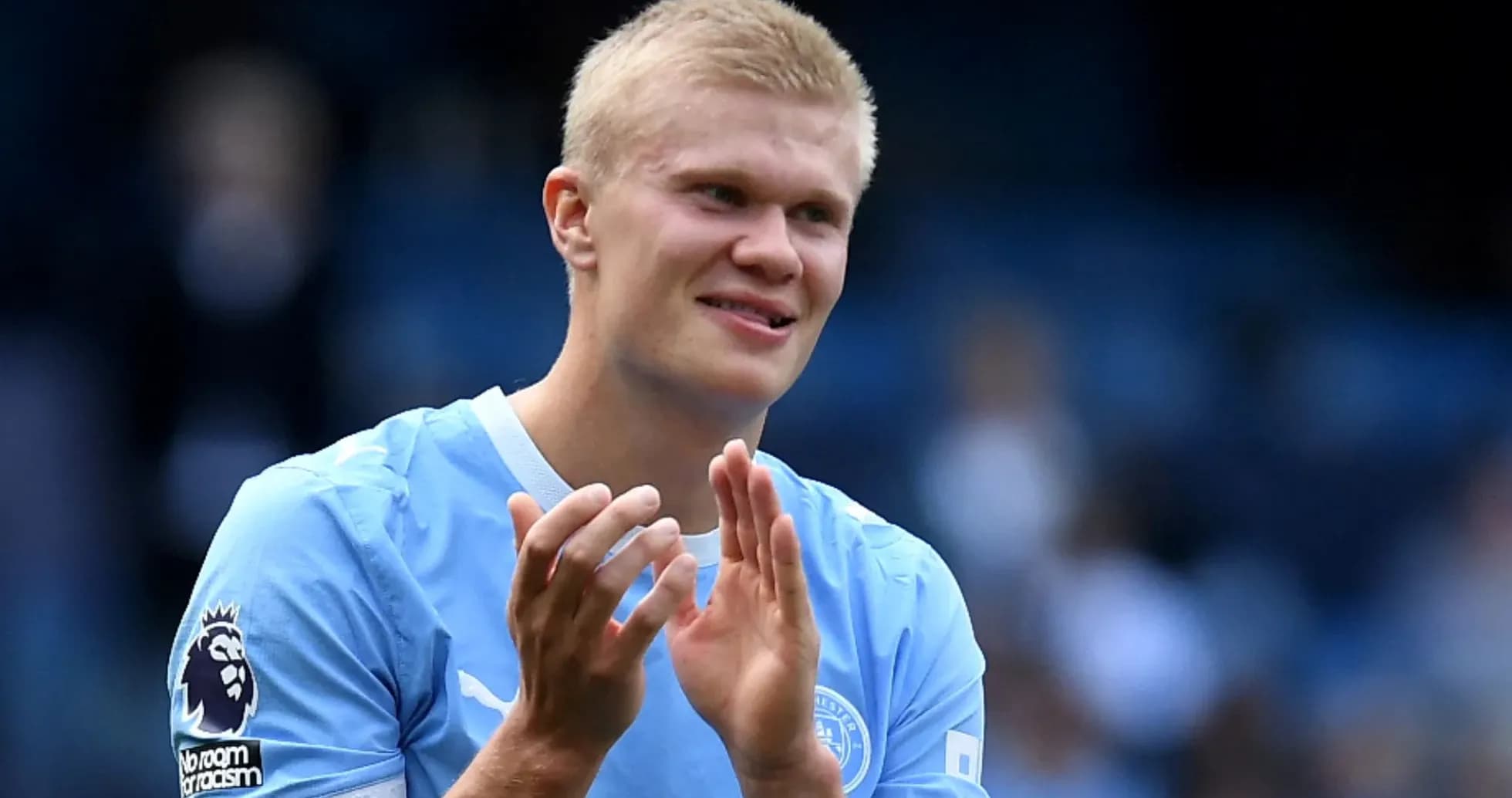 Joueur applaudissant sur le terrain de football