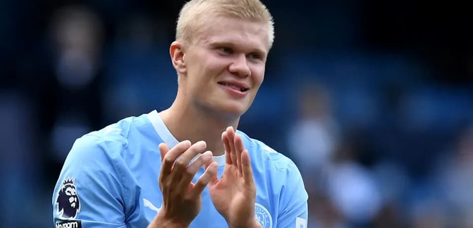 Joueur applaudissant sur le terrain de football