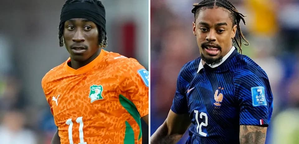 Joueurs en maillots de Côte d'Ivoire et France sur le terrain