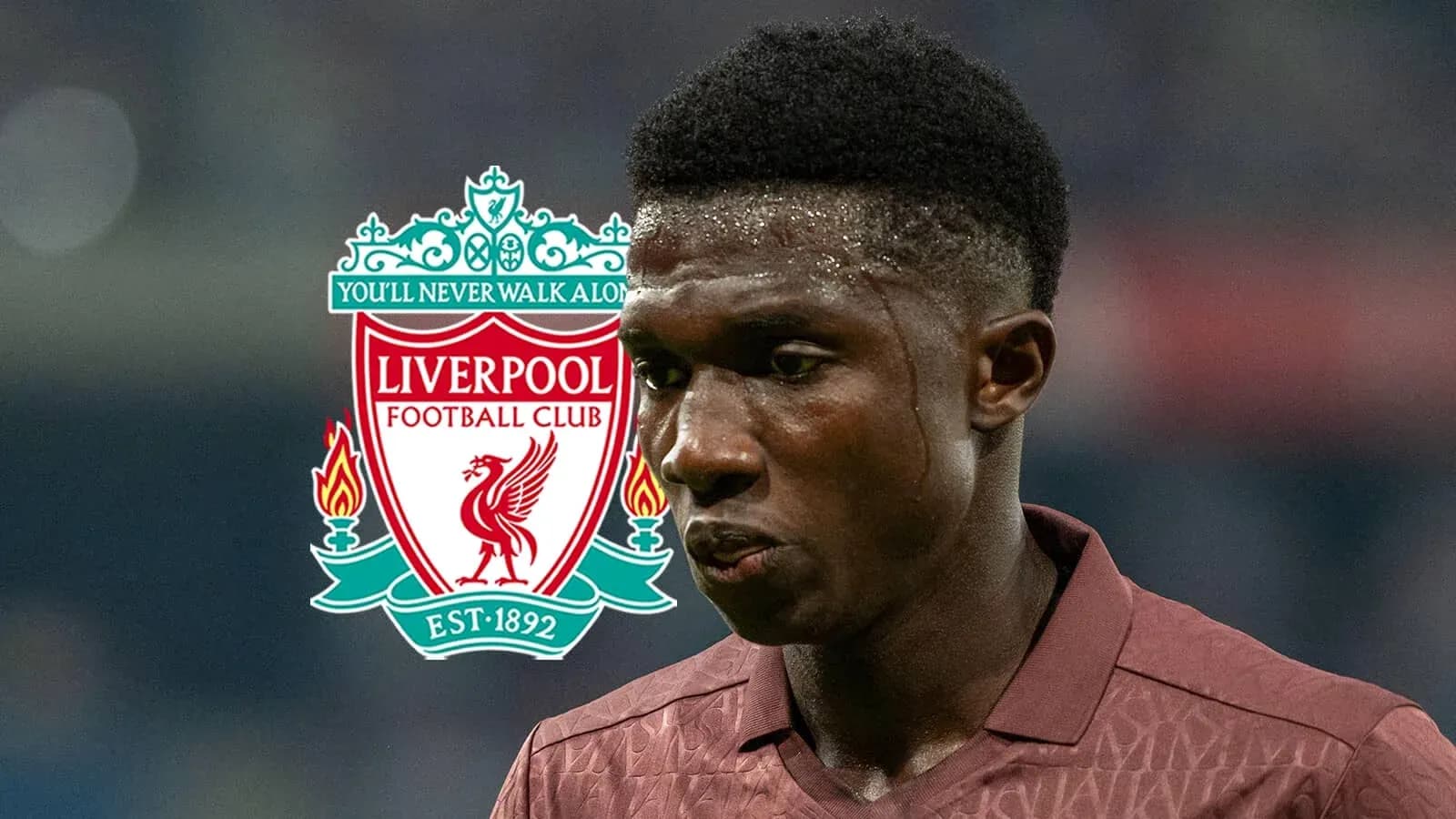 Joueur de Liverpool avec logo du club en arrière-plan