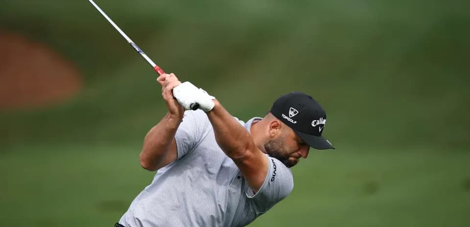 Golfeur effectuant un swing sur le parcours