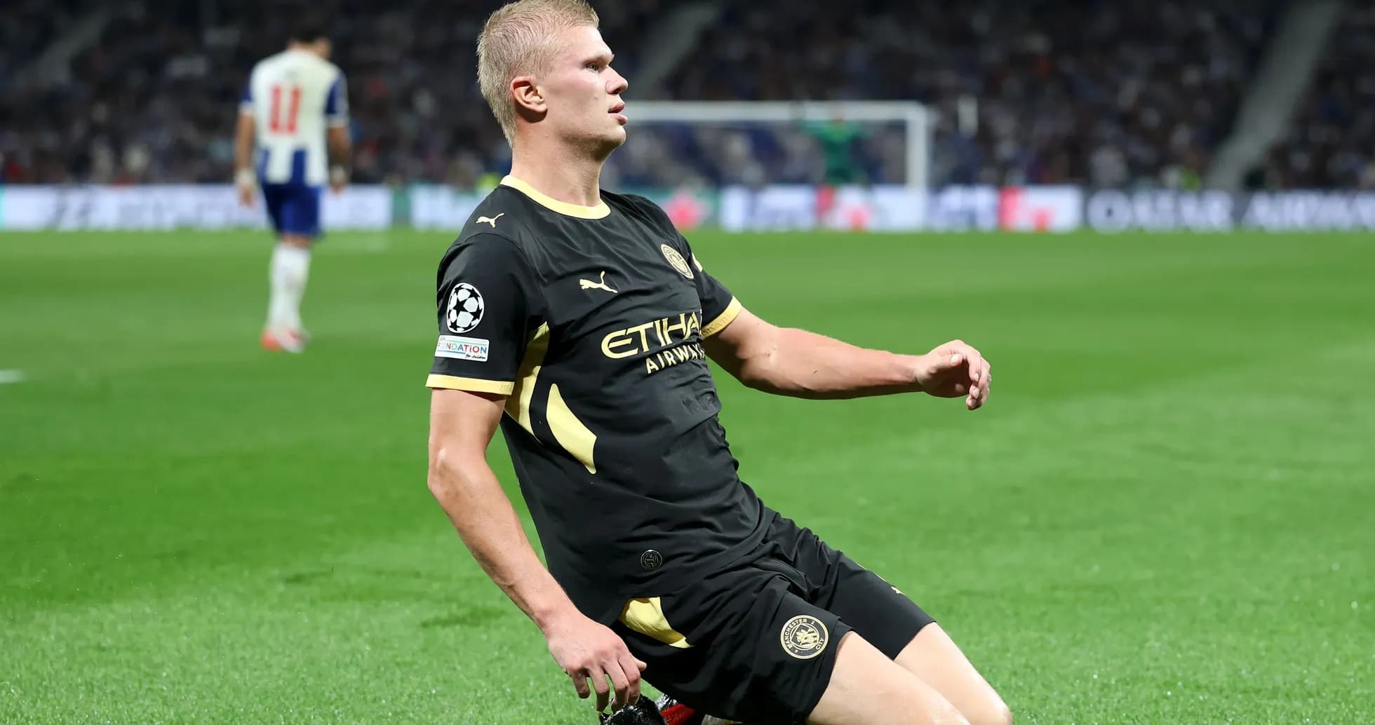 Joueur de Manchester City au sol lors d'un match