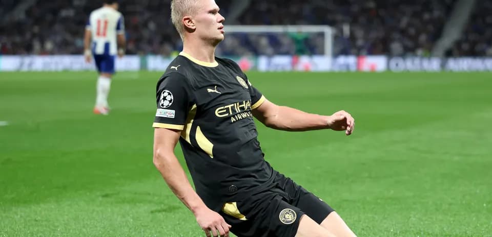 Joueur de Manchester City au sol lors d'un match