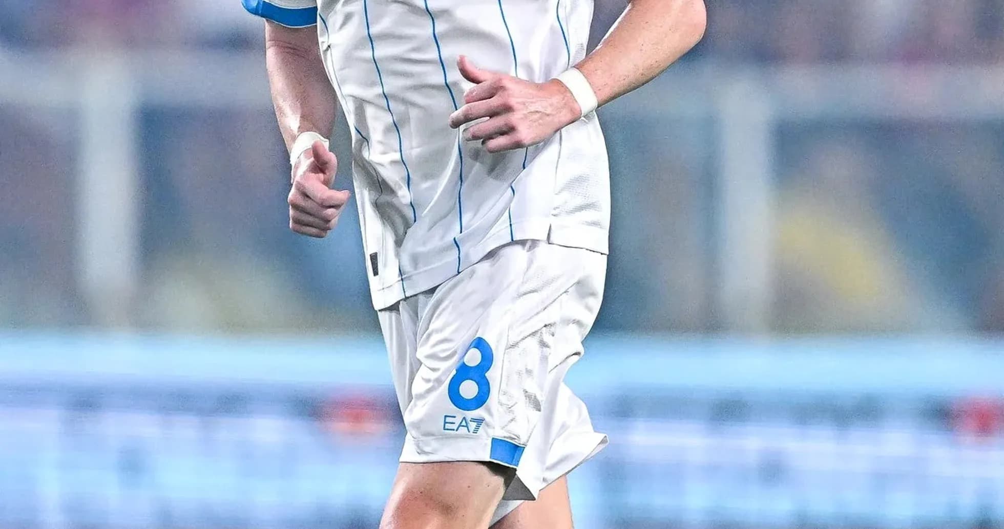 Joueur de Naples courant sur le terrain de football
