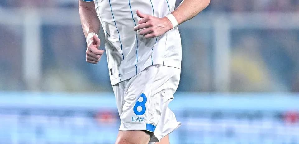 Joueur de Naples courant sur le terrain de football