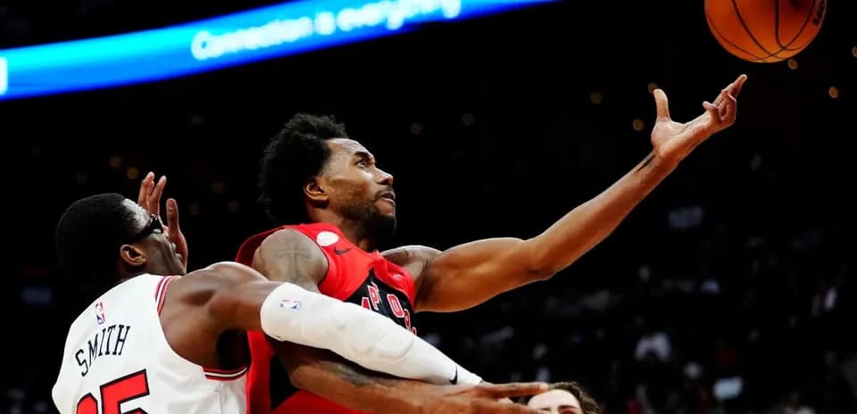 Joueur lançant le ballon pendant un match de basket