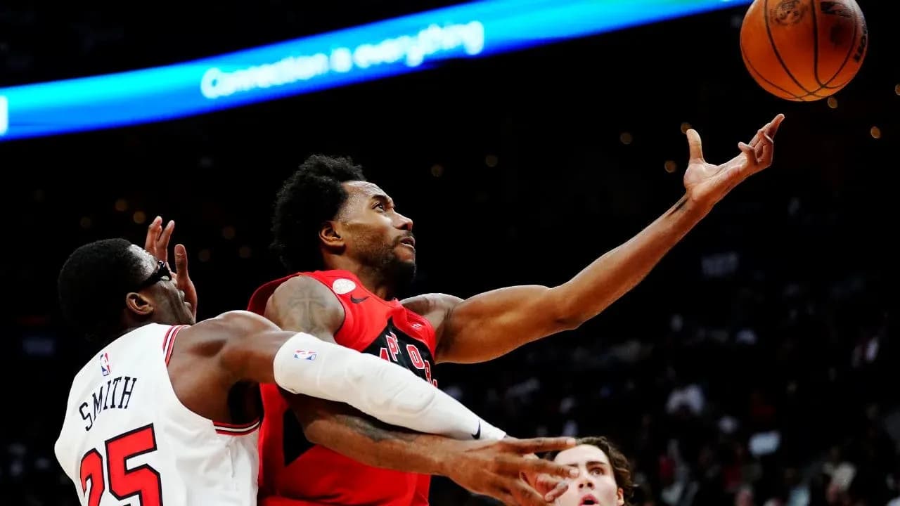 Joueur lançant le ballon pendant un match de basket