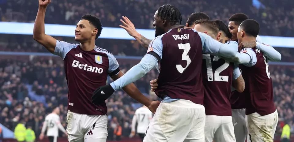Joueurs d'Aston Villa célèbrent un but