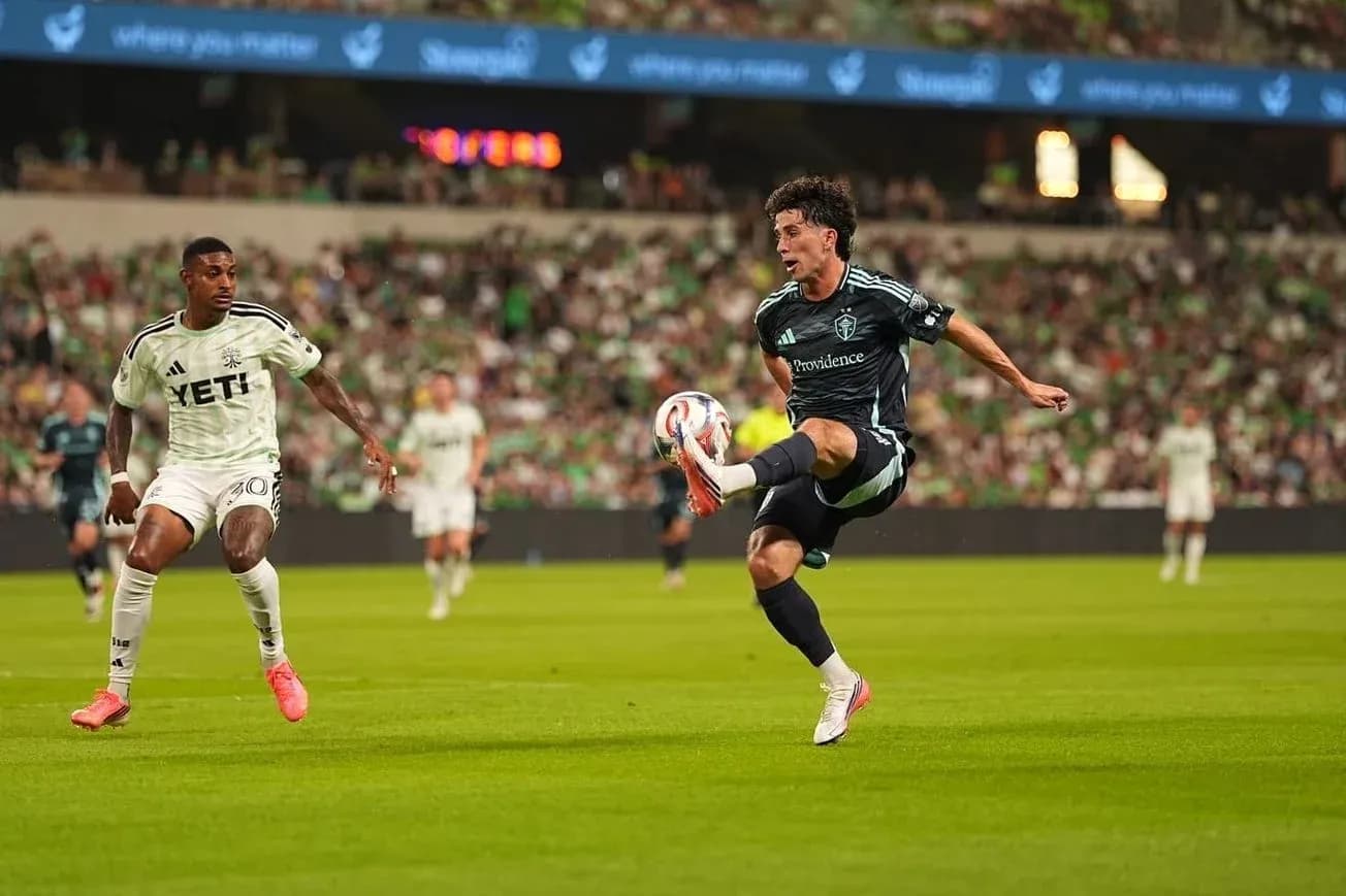 Joueur du Seattle Sounders en action contre Austin