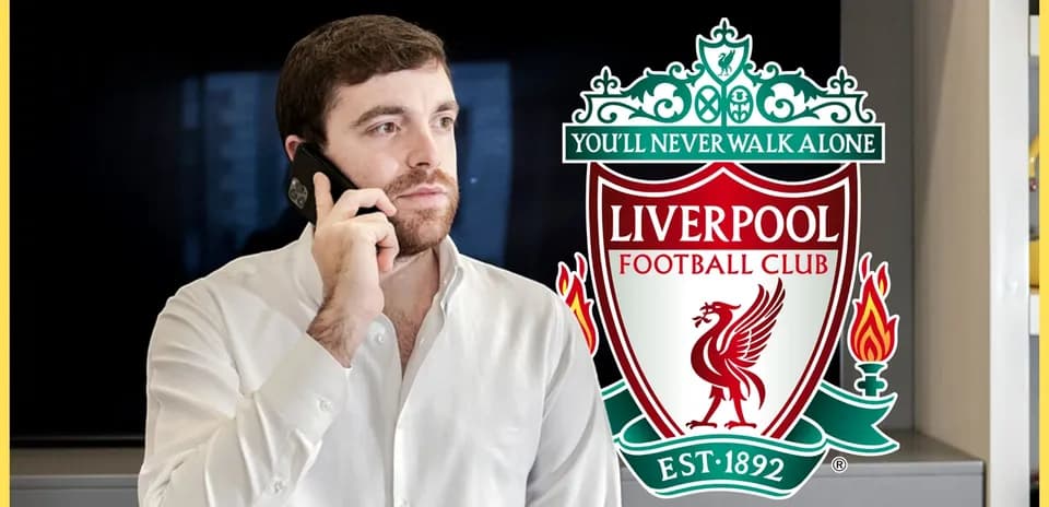 Homme au téléphone avec le logo de Liverpool en arrière-plan