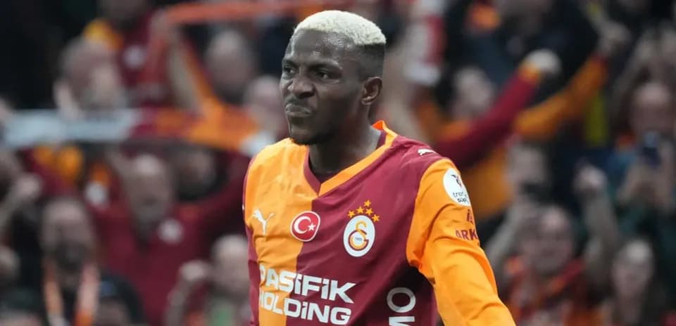 Joueur de Galatasaray célébrant un but dans le stade