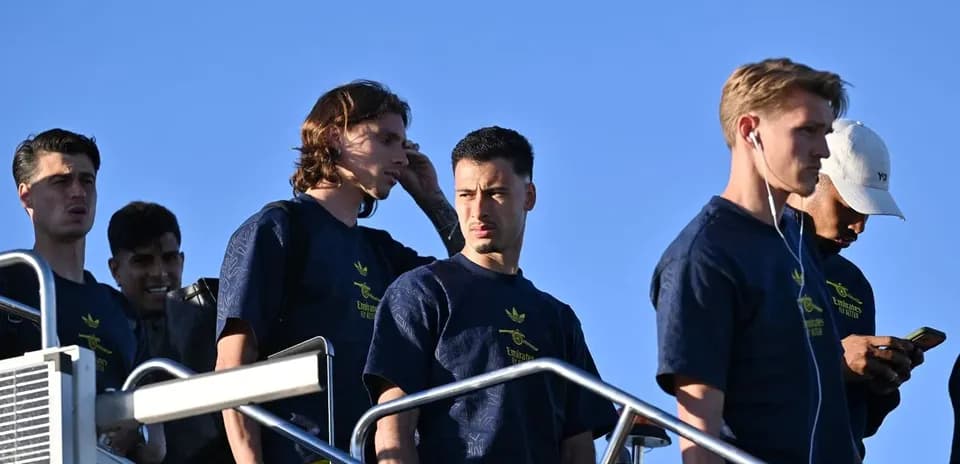 Joueurs montant les escaliers de l'avion