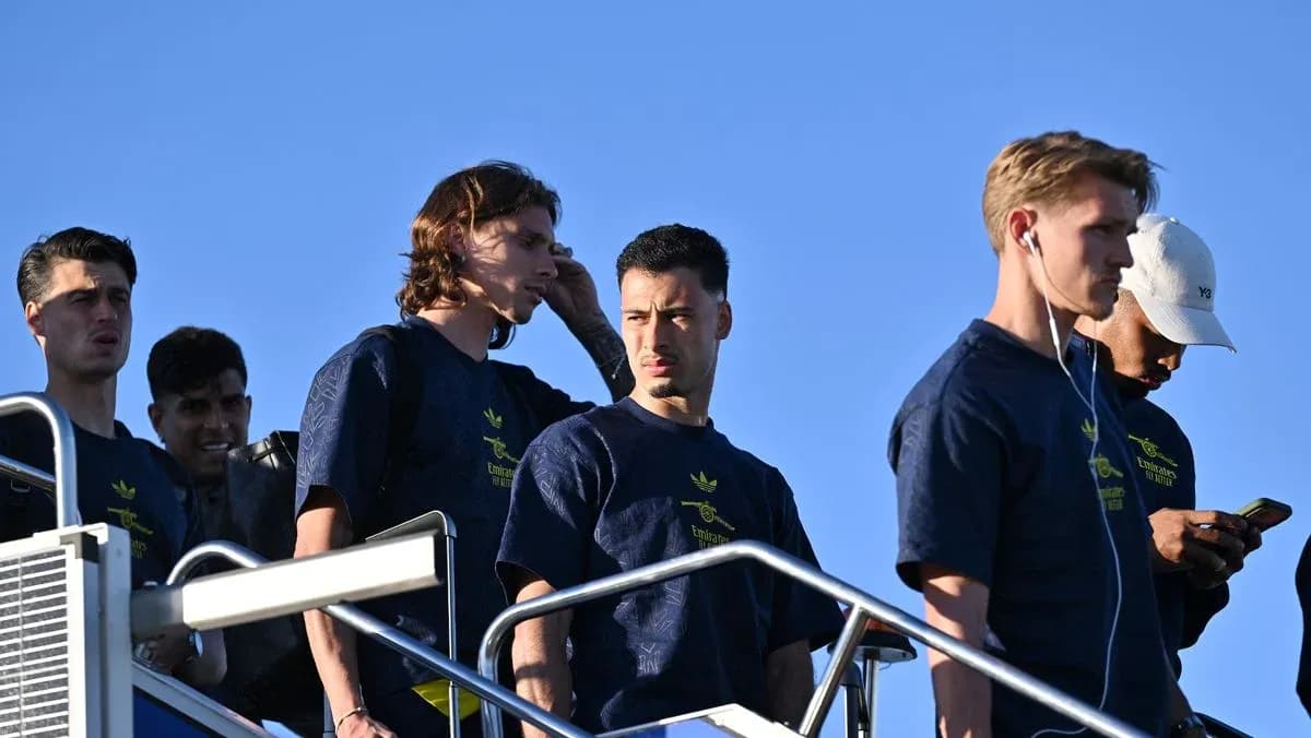 Joueurs montant les escaliers de l'avion