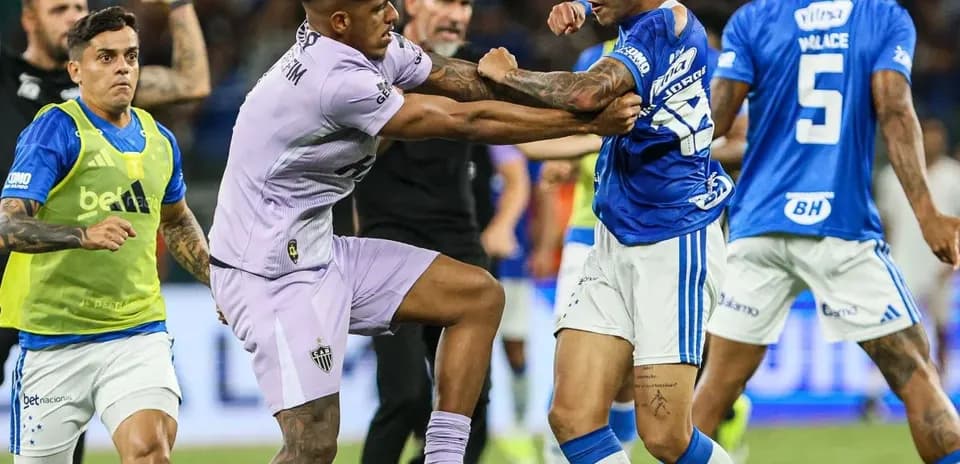 Joueurs en conflit lors du match Atletico-MG contre Cruzeiro