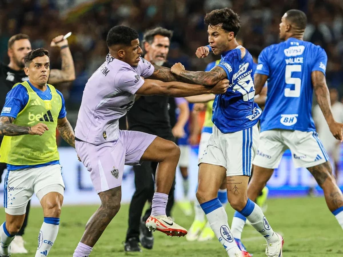 Joueurs en conflit lors du match Atletico-MG contre Cruzeiro