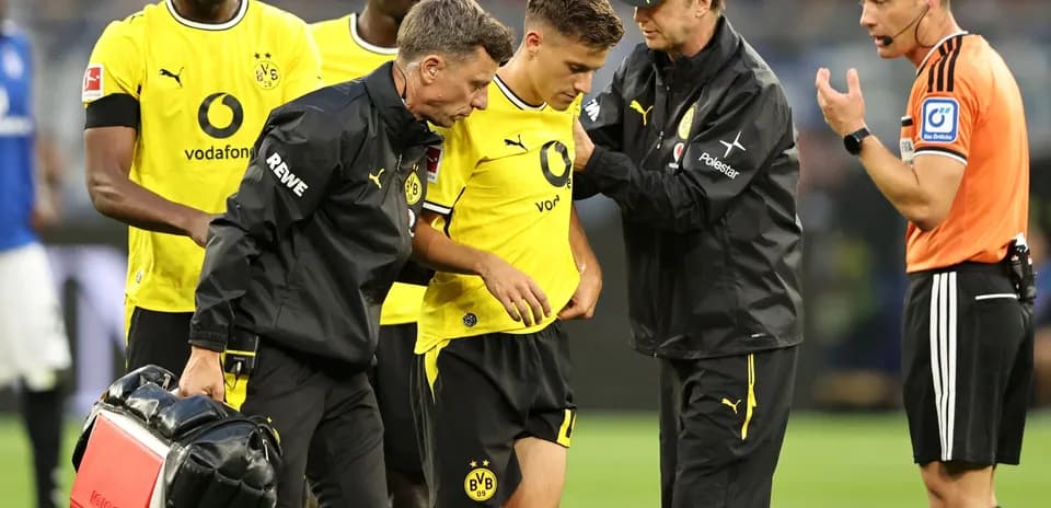 Joueur de Dortmund aidé par le personnel médical