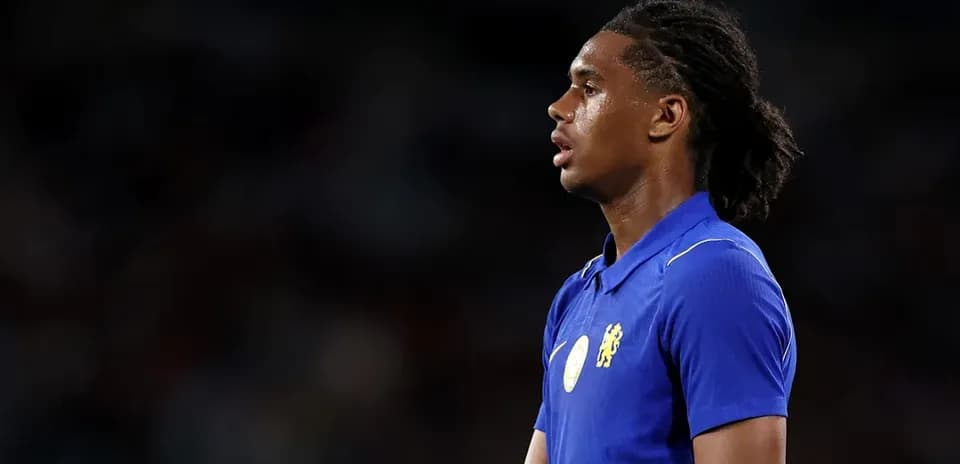 Joueur en maillot bleu pendant un match de football