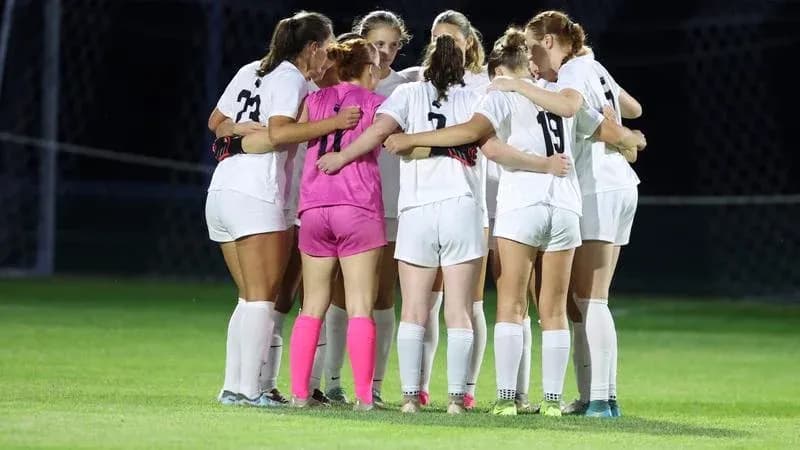 Équipe de football féminin se regroupant avant le match