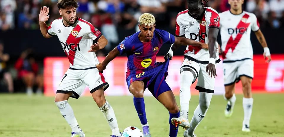 Trois joueurs en action lors d'un match