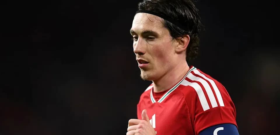 Joueur en maillot rouge avec brassard de capitaine