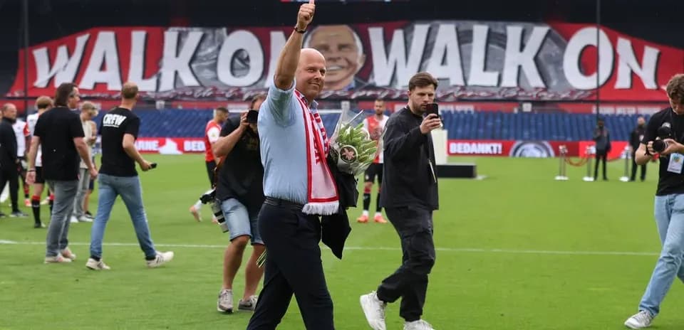Homme saluant avec un bouquet sur le terrain