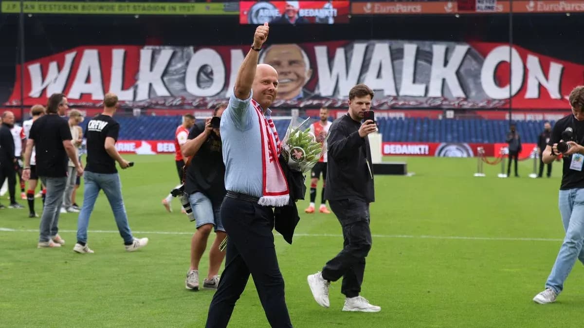 Homme saluant avec un bouquet sur le terrain