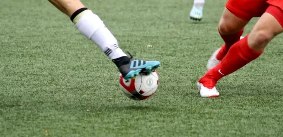 Joueuses en action lors d'un match de football