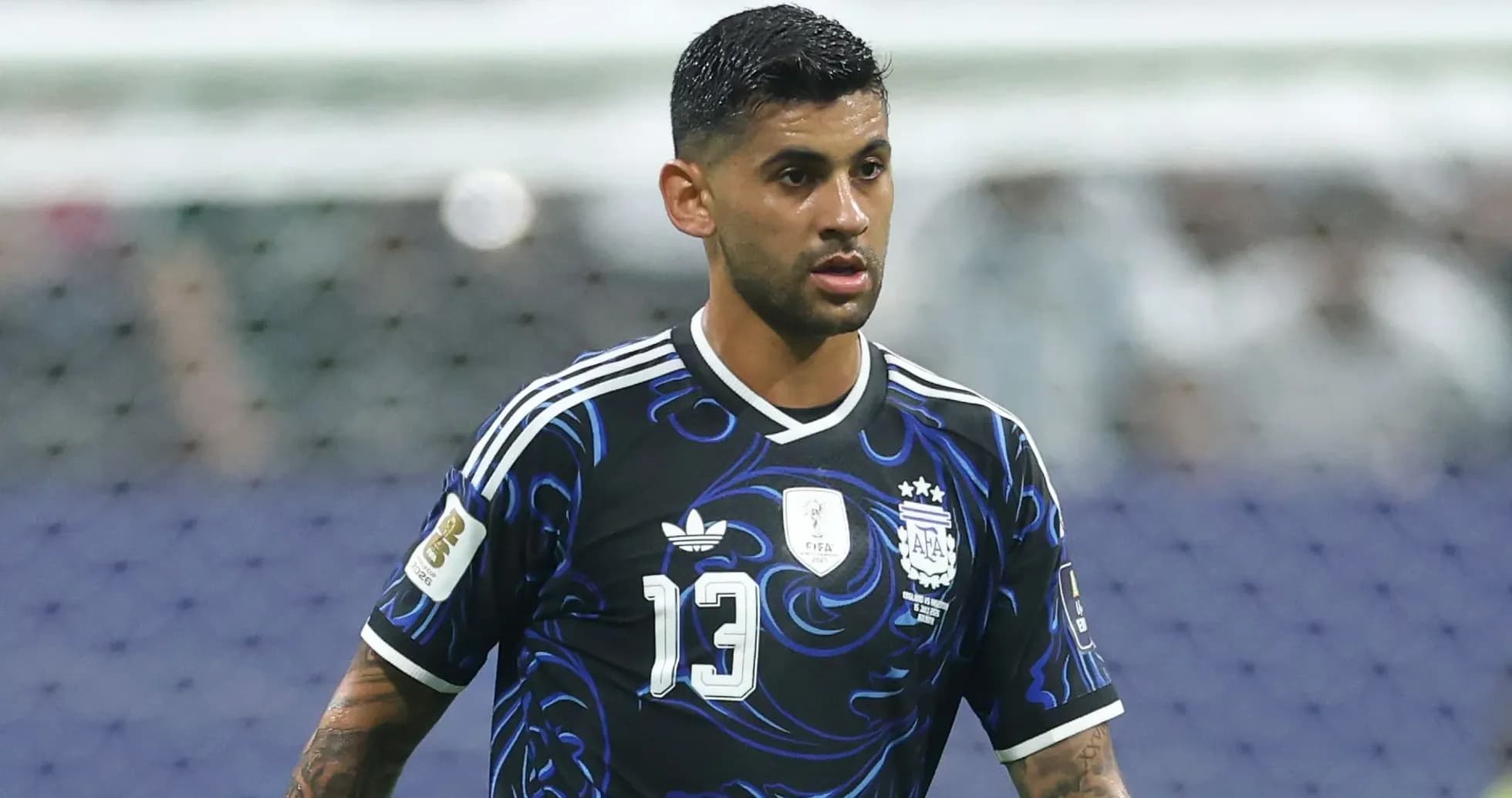 Joueur en maillot argentin sur le terrain de football