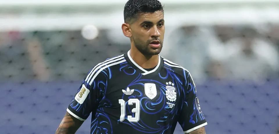 Joueur en maillot argentin sur le terrain de football