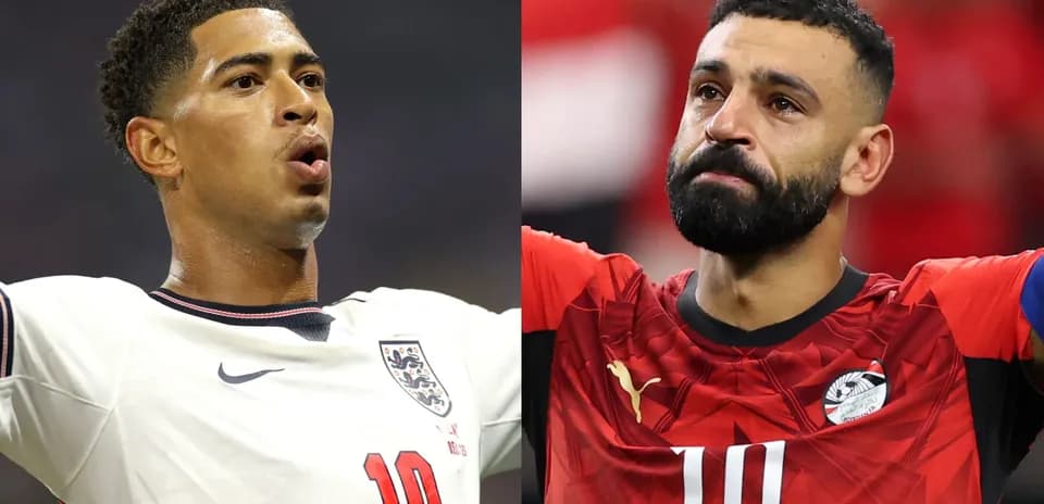 Joueurs de football célébrant et saluant les supporters