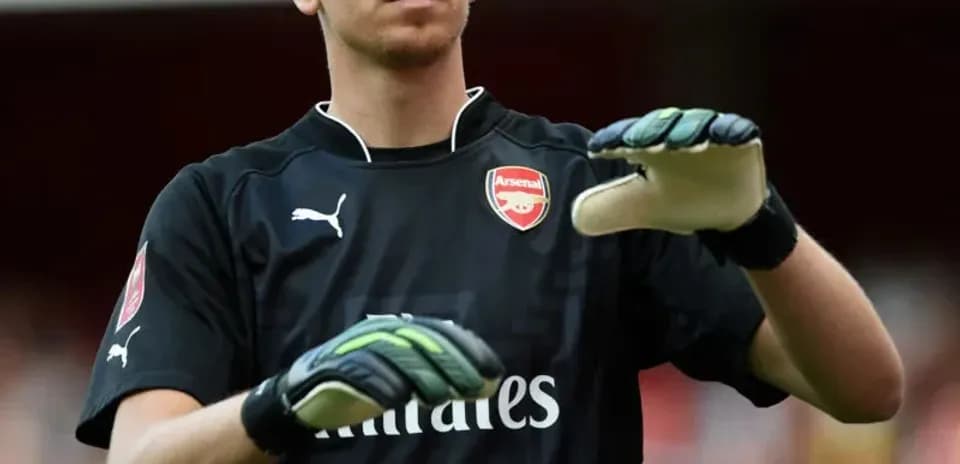 Gardien de but d'Arsenal en tenue d'échauffement