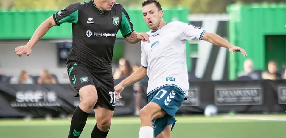 Deux joueurs de football en compétition pour le ballon