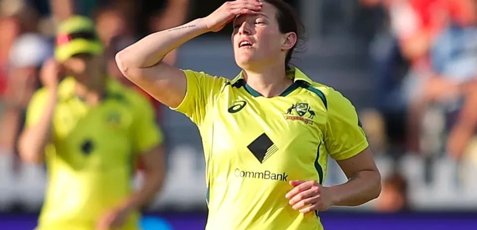 Joueuse australienne en uniforme touchant son front