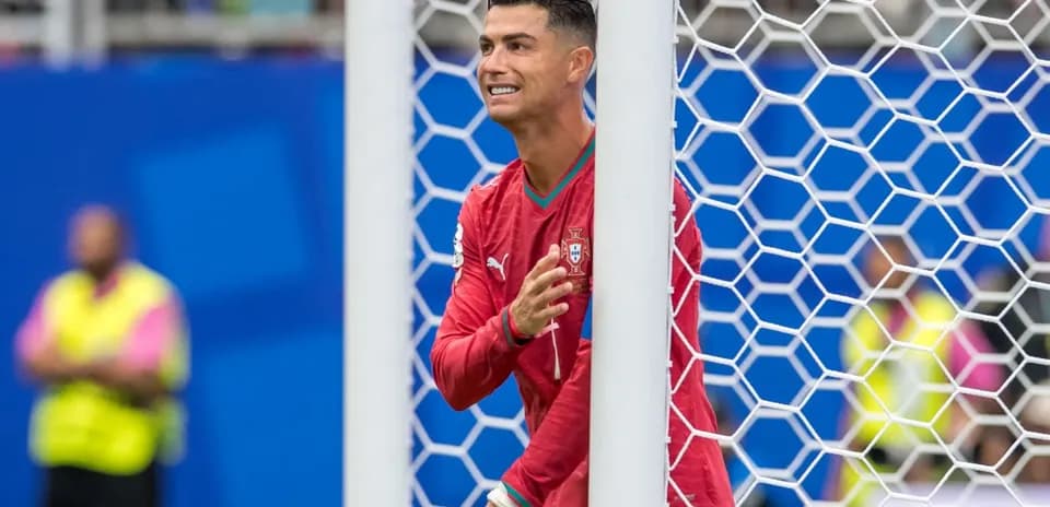 Joueur de l'équipe du Portugal célébrant derrière le but