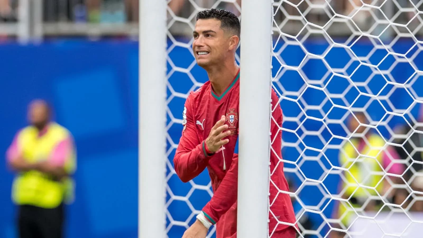 Joueur de l'équipe du Portugal célébrant derrière le but