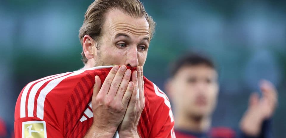 Joueur tenant son maillot en signe de déception