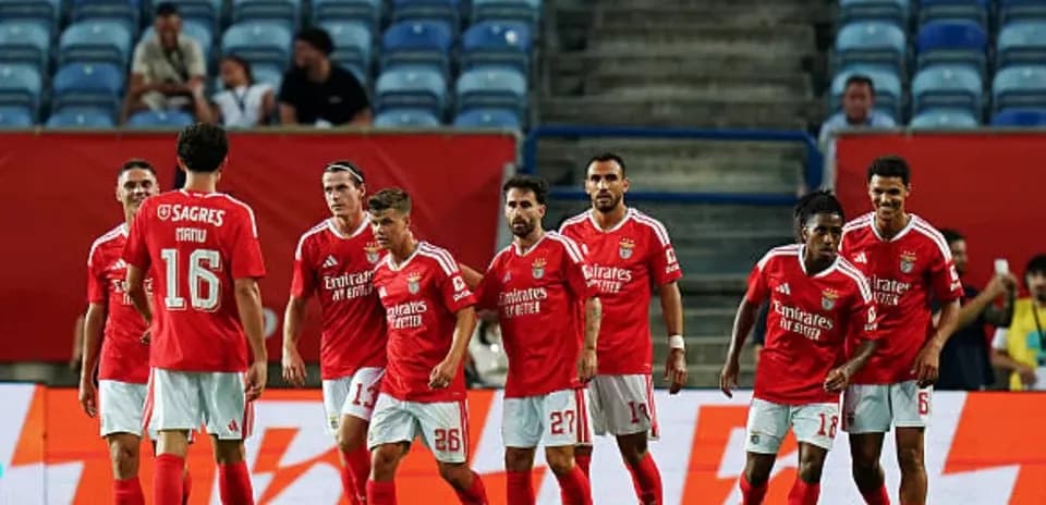 Joueurs de Benfica célébrant un but