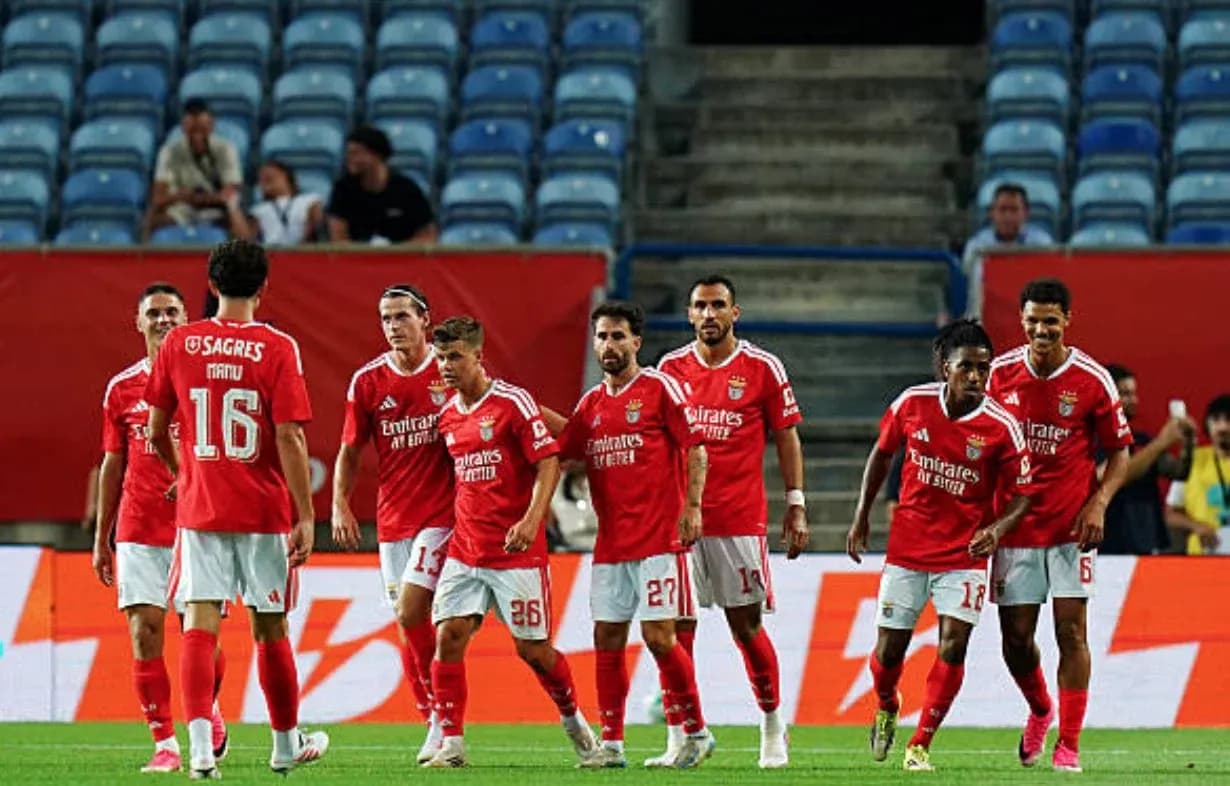 Joueurs de Benfica célébrant un but